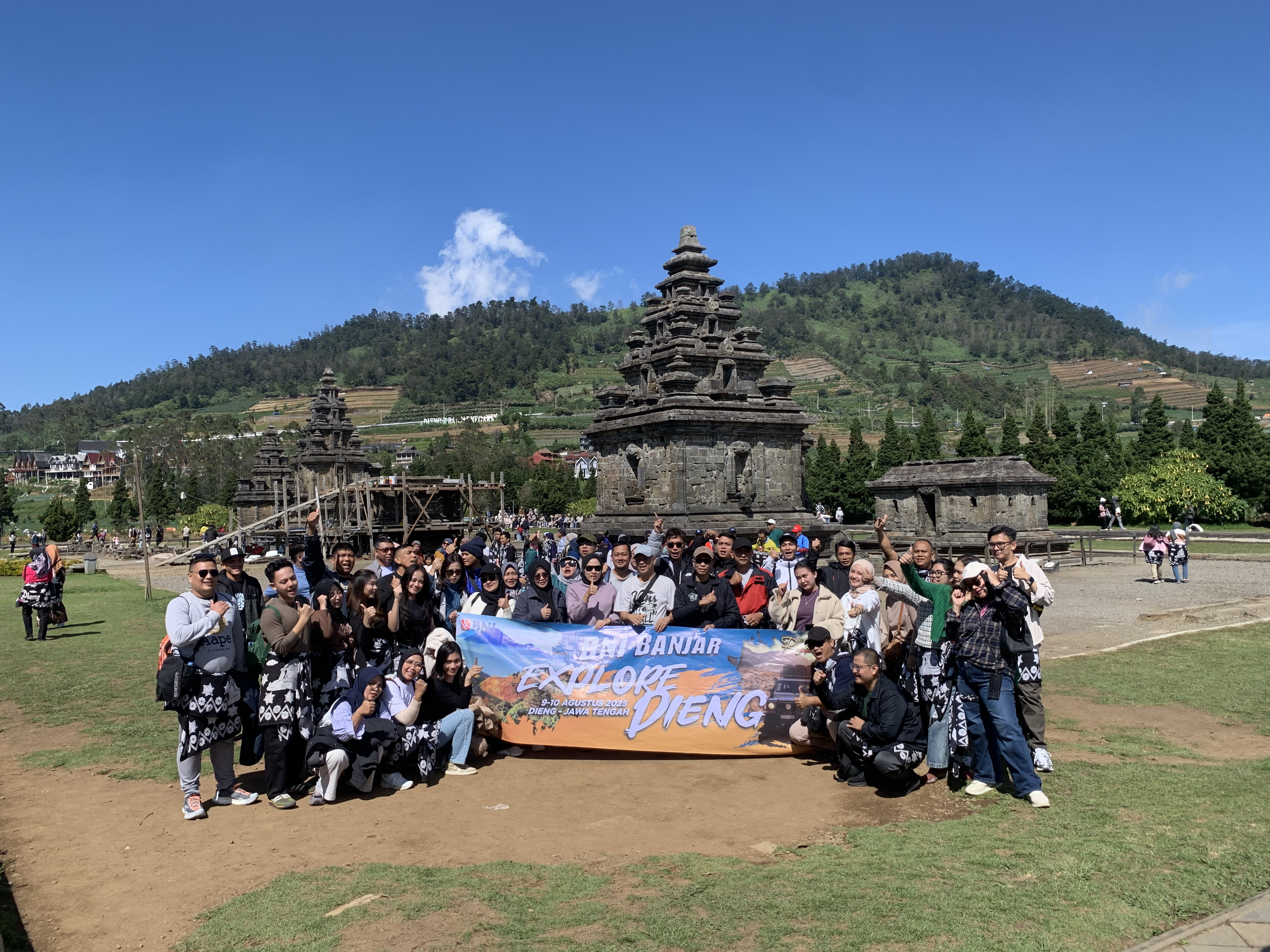 Candi Arjuna dan rombongan wisata